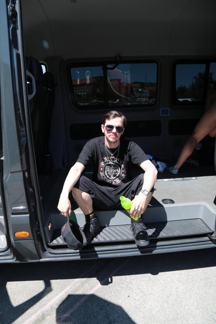 20P Pantiless German slut spreads wide & does deepthroat in back of shaggin' wagon