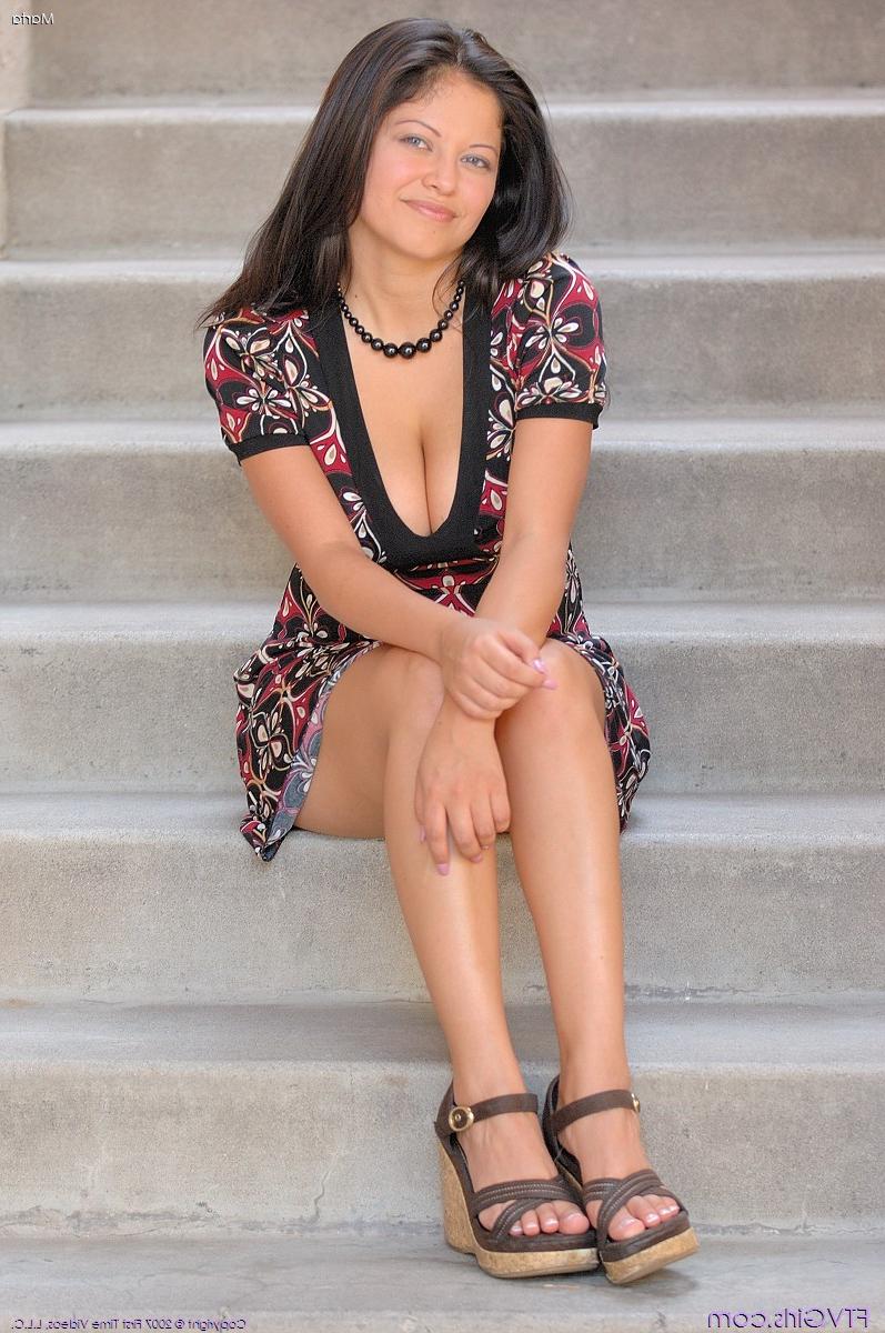 20P L'adorable Américaine Marta expose ses seins juteux et son cul courbé en public.