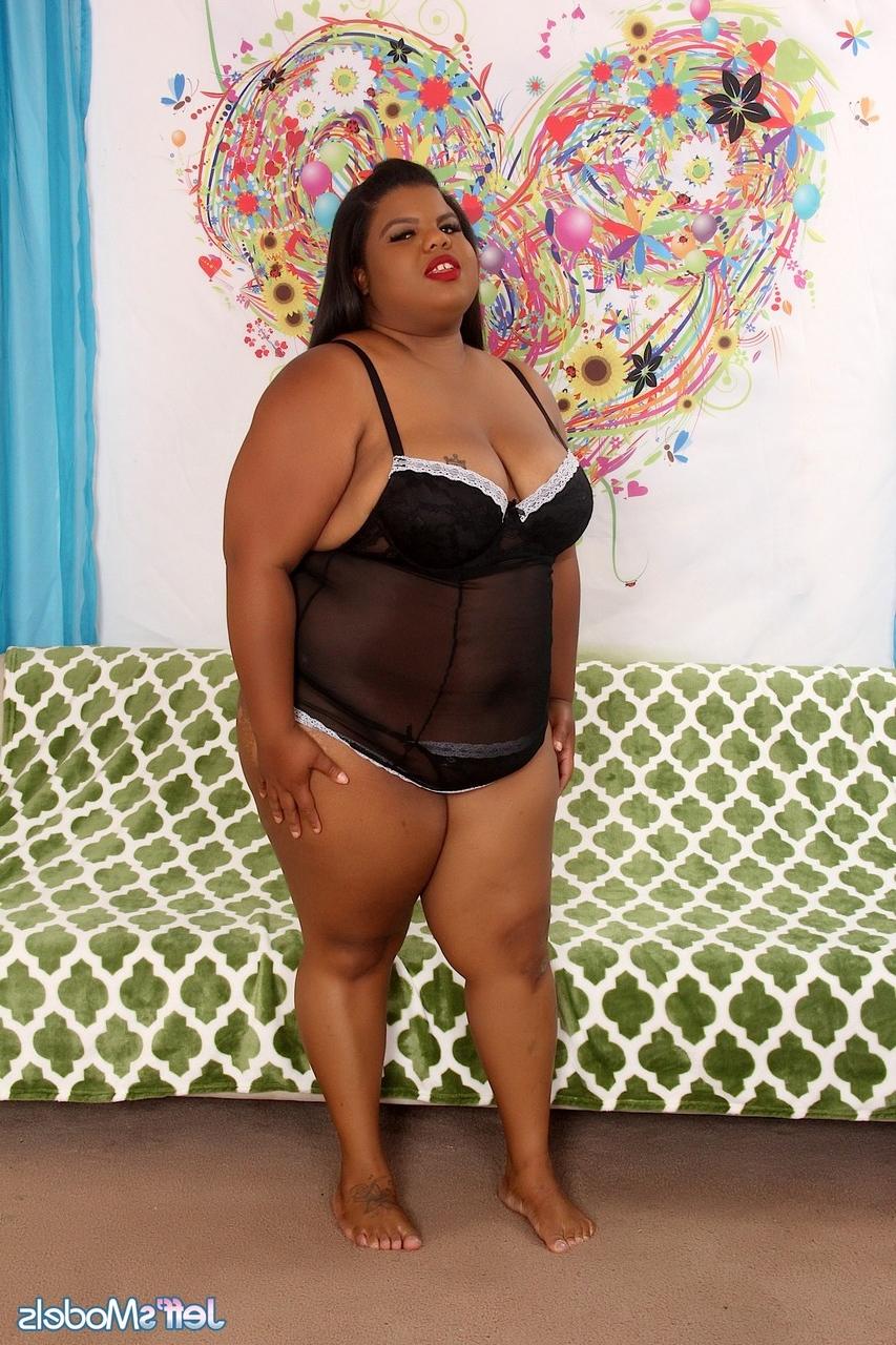 20P Ebony SSBBW Peaches adora brincar com seus peitos grandes e buceta preta em um solo