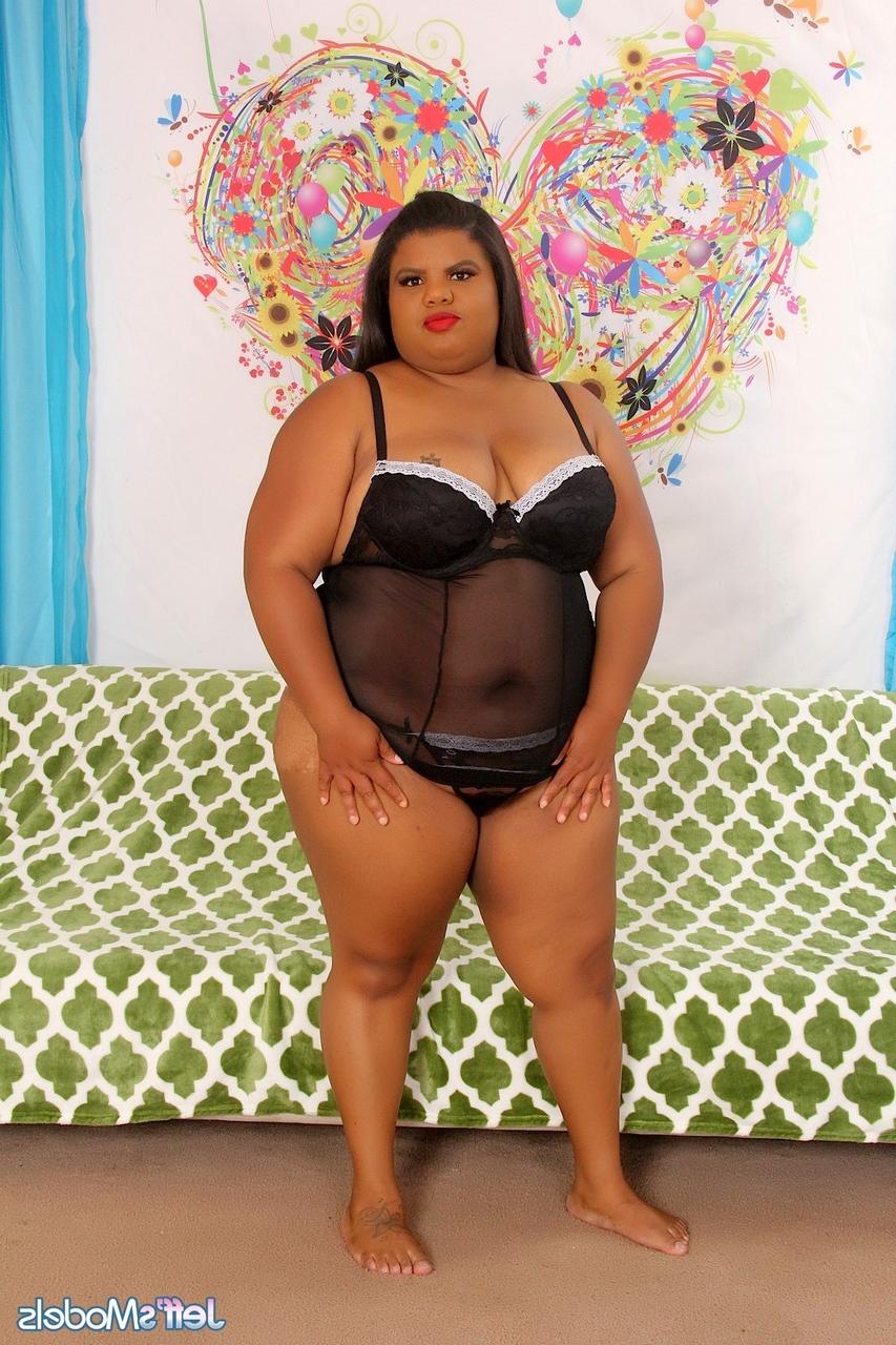 20P Ebony SSBBW Peaches adora brincar com seus peitos grandes e buceta preta em um solo