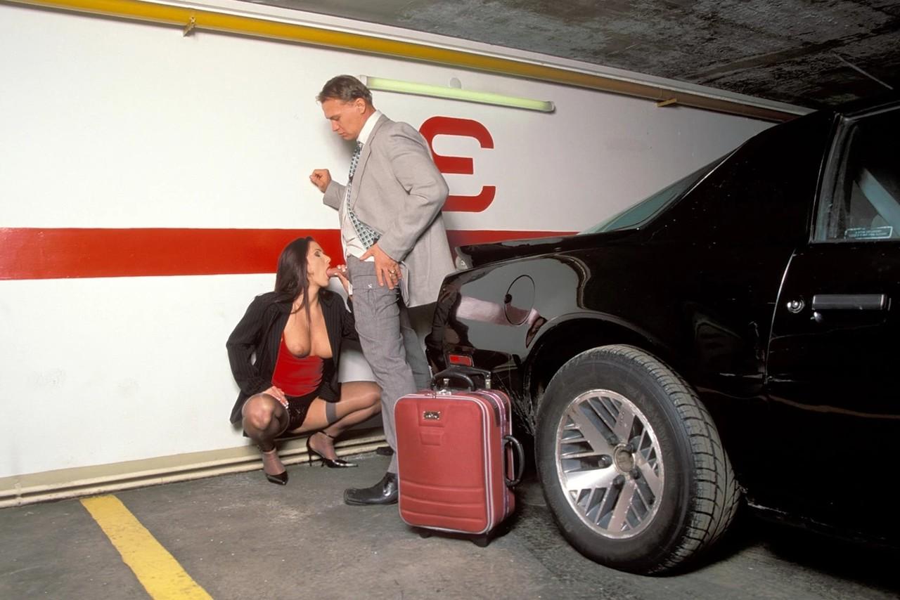 12P Maman coquine fait une pipe et se fait baiser en levrette sur le parking