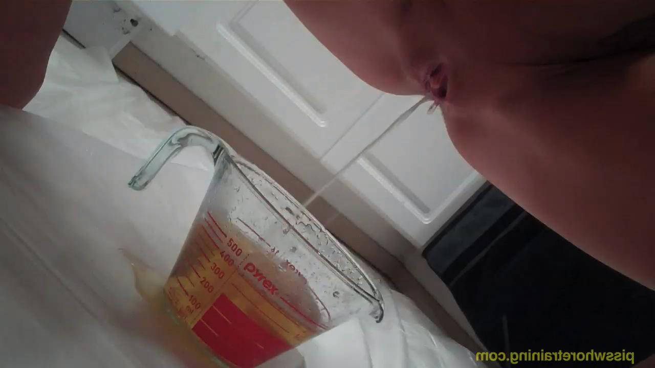 15P La joven rubia tiffany bebe una taza de su propia orina mientras está en la cocina