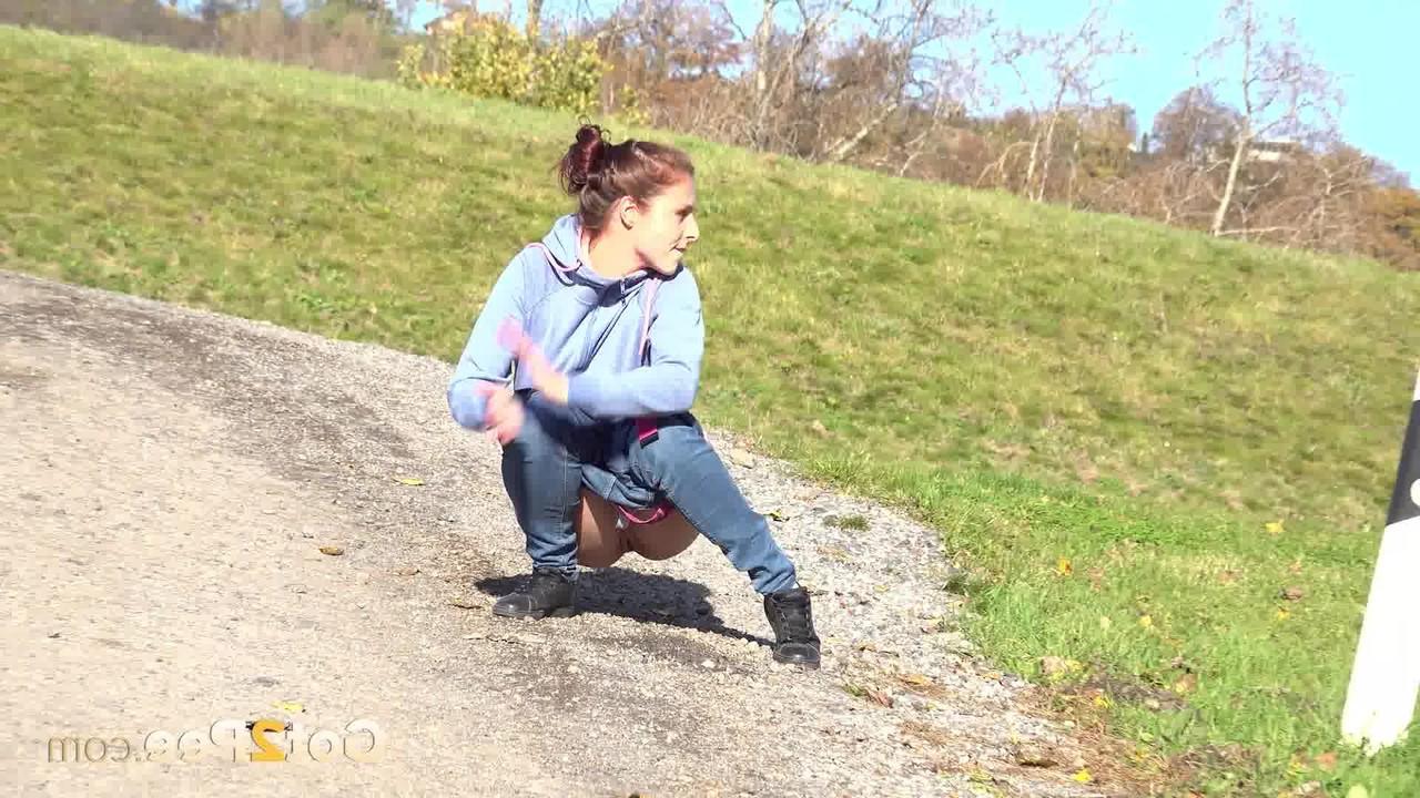 15P Das weiße Mädchen Antonia Sainz pinkelt tagsüber auf einer Schotterstraße