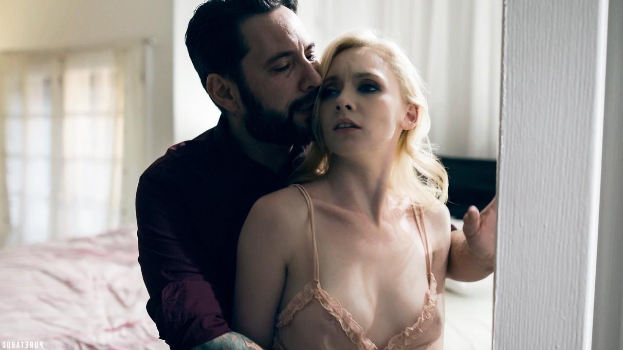 15P La pequeña rubia Athena Rayne es follada duro por su padrastro en la cama