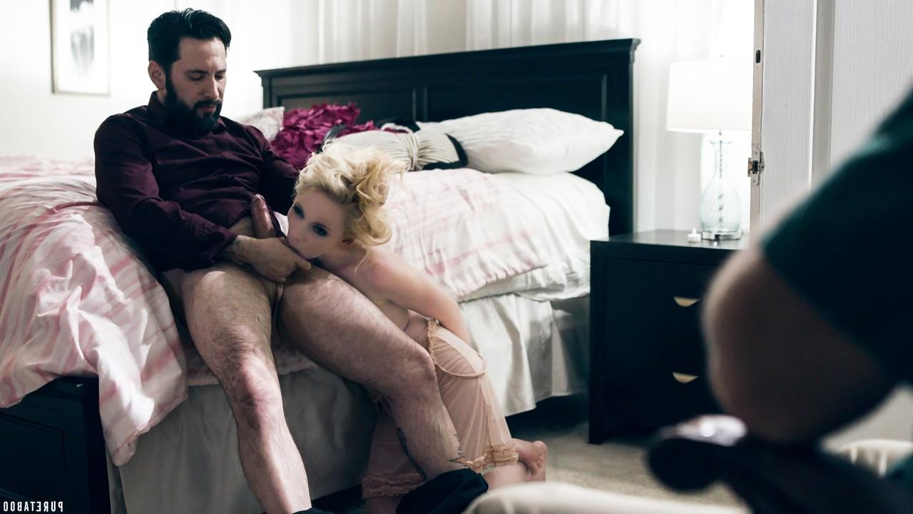 15P La pequeña rubia Athena Rayne es follada duro por su padrastro en la cama