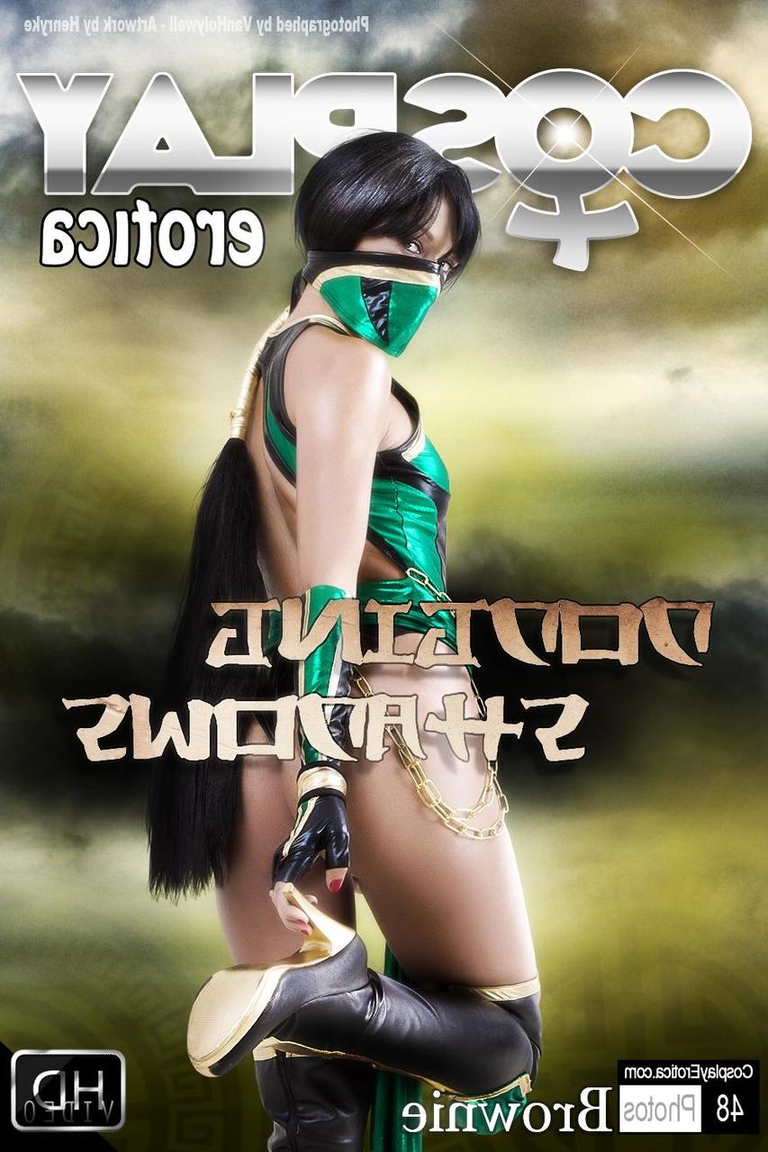 12P Une cosplayeuse aux cheveux noirs dévoile ses petits seins avant de lui montrer sa chatte.