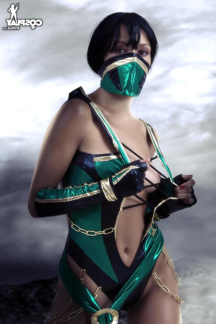 12P Une cosplayeuse aux cheveux noirs dévoile ses petits seins avant de lui montrer sa chatte.