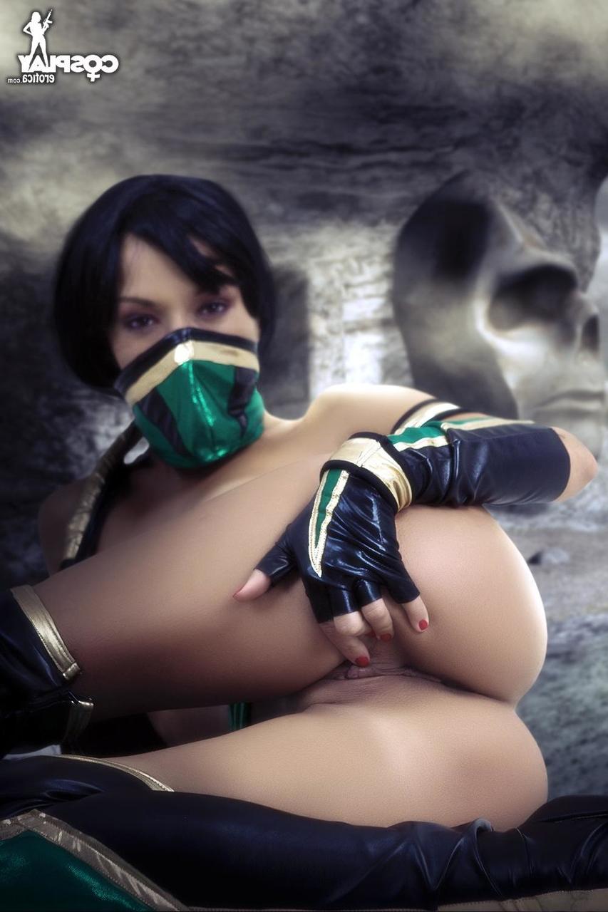 12P Une cosplayeuse aux cheveux noirs dévoile ses petits seins avant de lui montrer sa chatte.