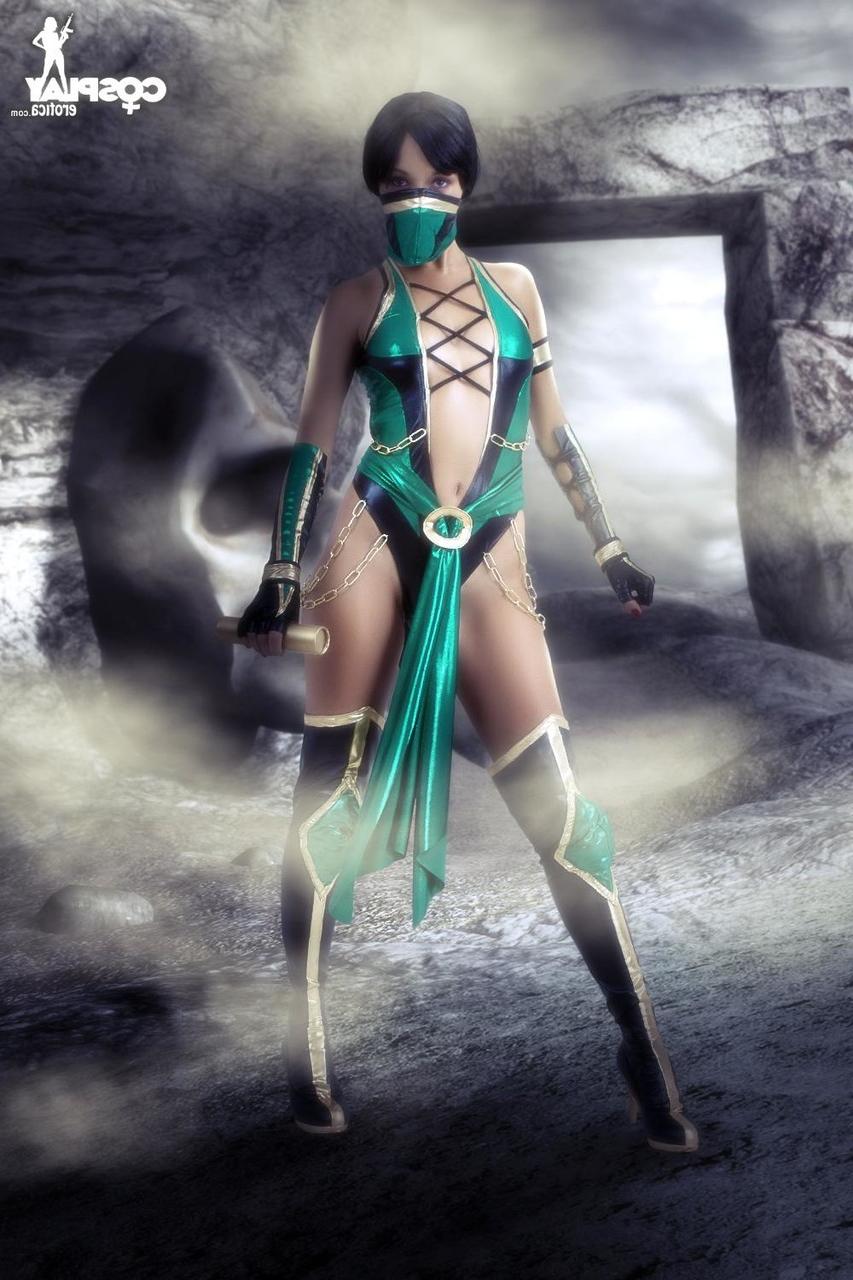 12P Une cosplayeuse aux cheveux noirs dévoile ses petits seins avant de lui montrer sa chatte.