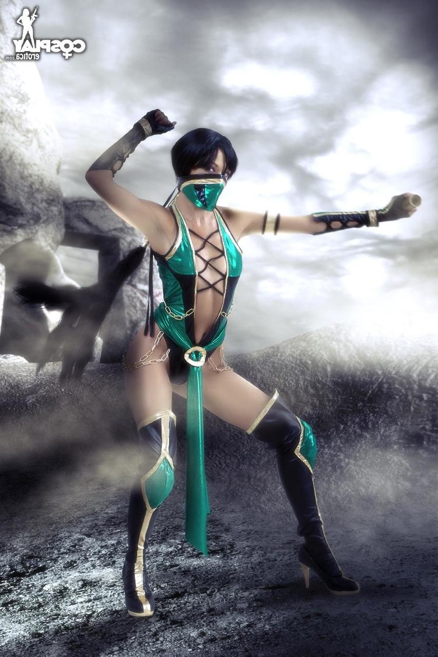 12P Une cosplayeuse aux cheveux noirs dévoile ses petits seins avant de lui montrer sa chatte.