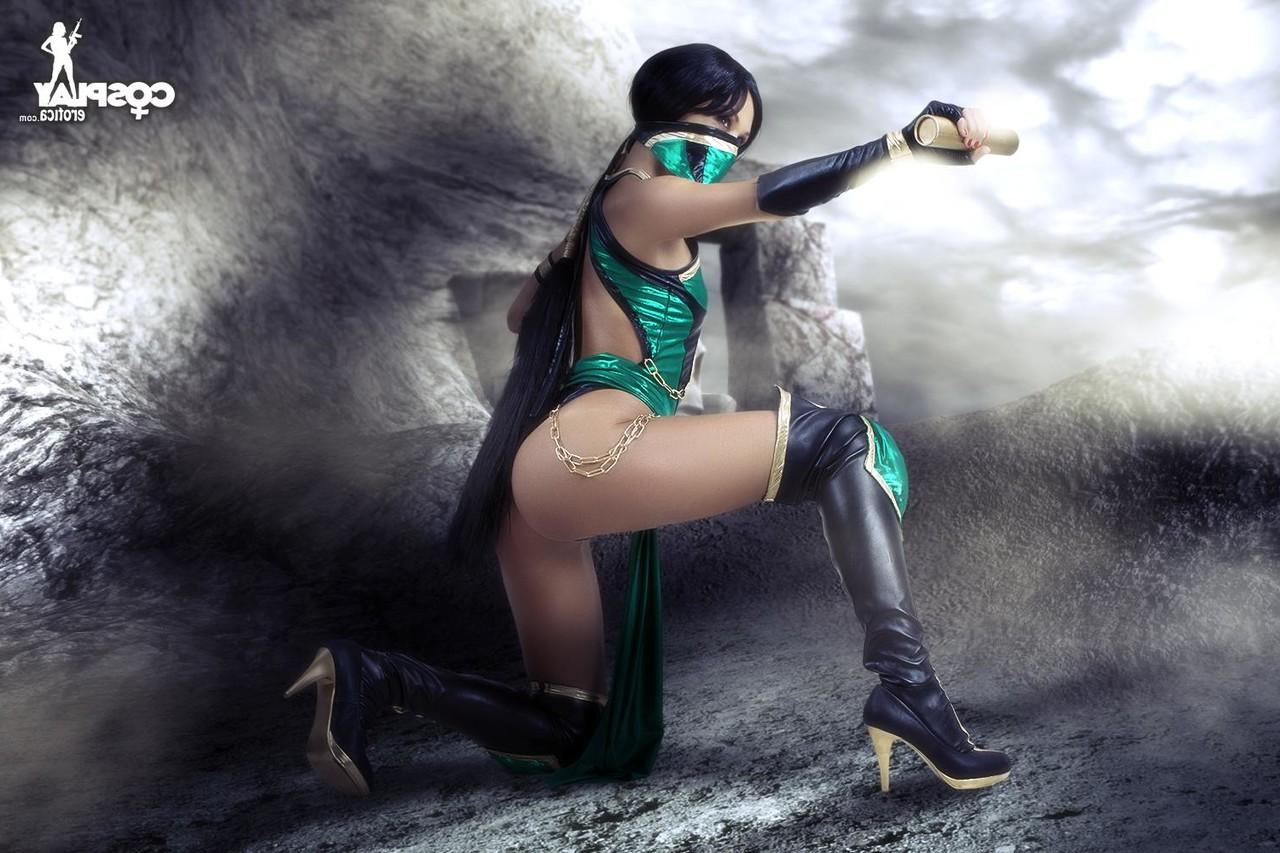 12P Une cosplayeuse aux cheveux noirs dévoile ses petits seins avant de lui montrer sa chatte.