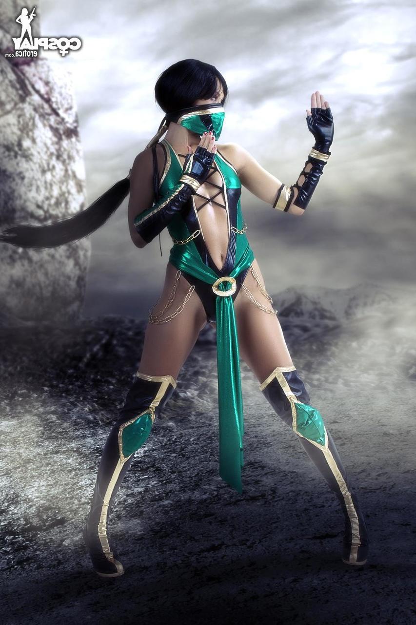 12P Une cosplayeuse aux cheveux noirs dévoile ses petits seins avant de lui montrer sa chatte.