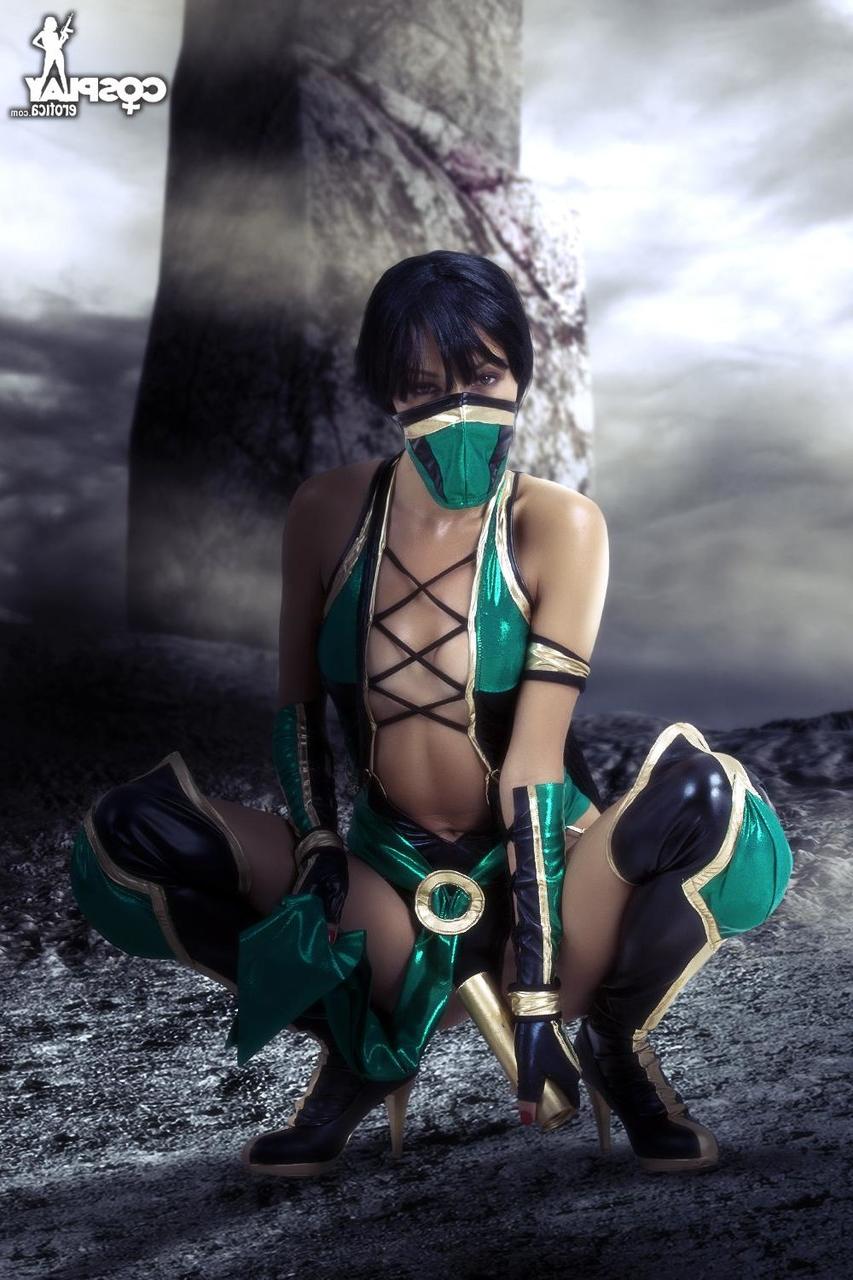 12P Une cosplayeuse aux cheveux noirs dévoile ses petits seins avant de lui montrer sa chatte.