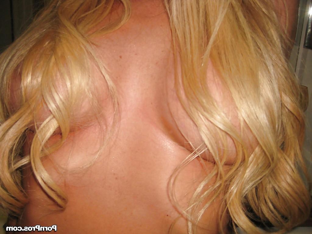 16P A ex-namorada loira gostosa Tasha Reign tirando selfies no espelho enquanto se despe