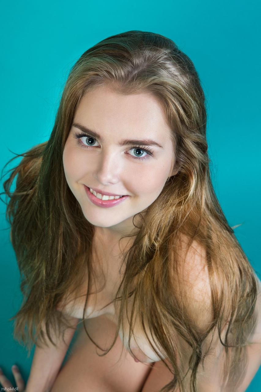 20P A adorável adolescente Marit revela seus lindos seios e posa nua em um solo