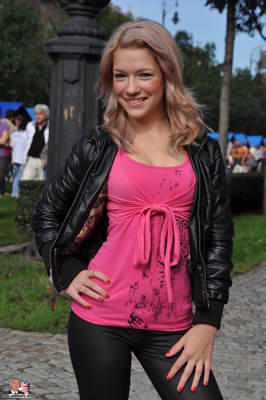11P Blondes Mädchen verkleidet sich als amerikanisches Cowgirl für alten britischen Gentleman