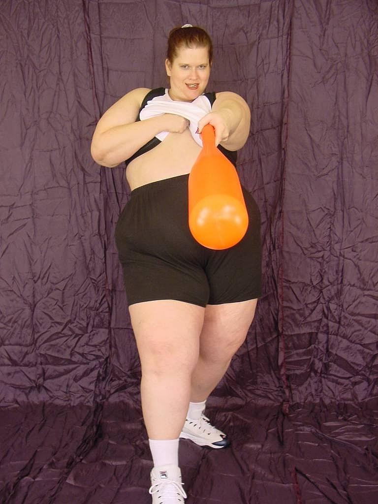 20P Naughty SSBBW brinca com sua buceta raspada e apertada com seu taco de beisebol