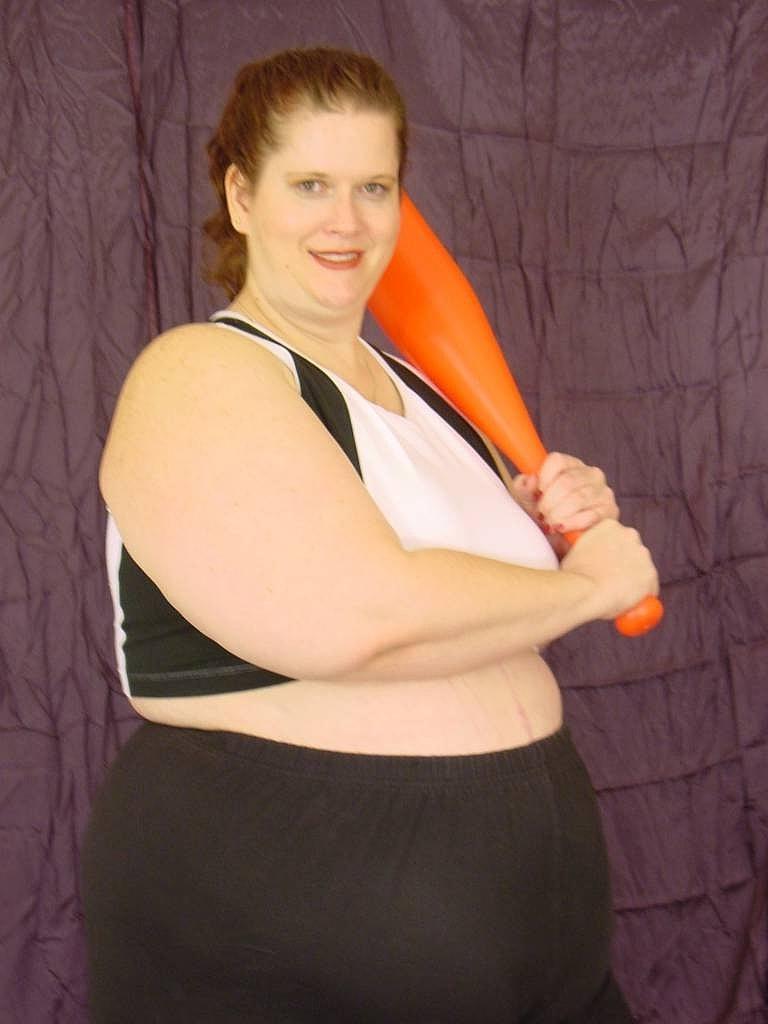 20P Naughty SSBBW brinca com sua buceta raspada e apertada com seu taco de beisebol