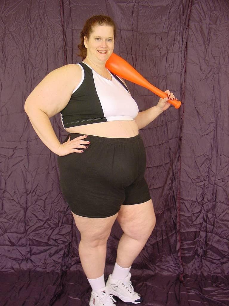 20P Naughty SSBBW brinca com sua buceta raspada e apertada com seu taco de beisebol