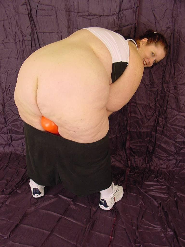 20P Naughty SSBBW brinca com sua buceta raspada e apertada com seu taco de beisebol
