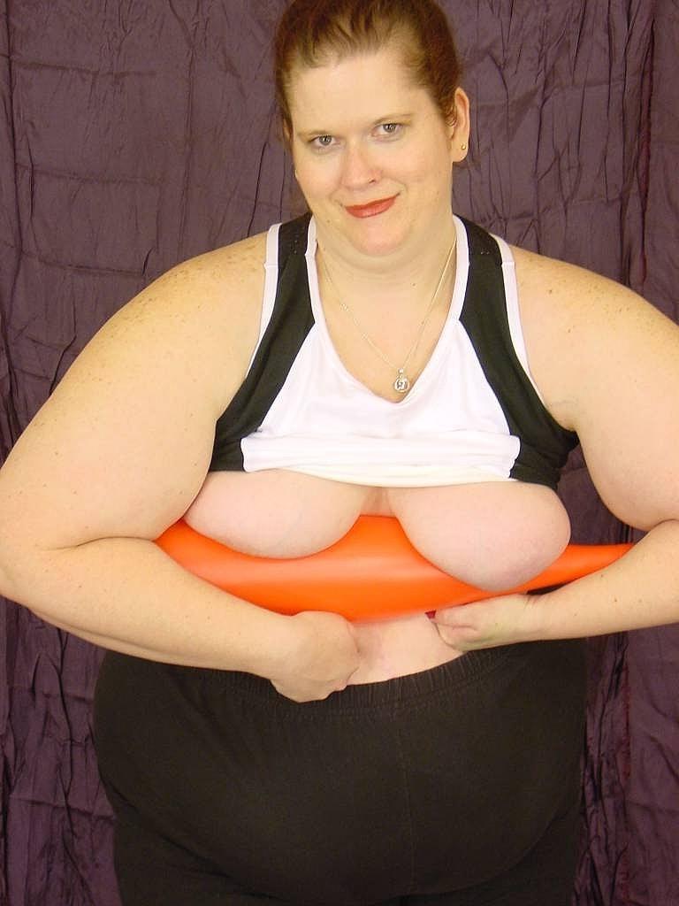 20P Naughty SSBBW brinca com sua buceta raspada e apertada com seu taco de beisebol