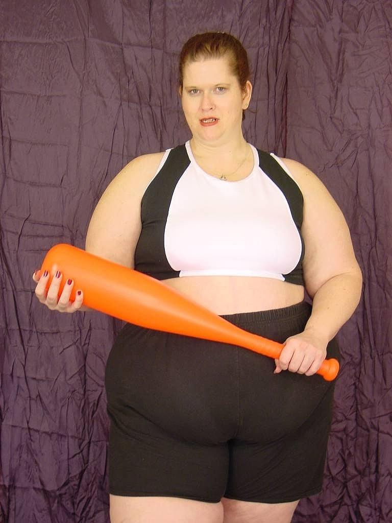 20P Naughty SSBBW brinca com sua buceta raspada e apertada com seu taco de beisebol