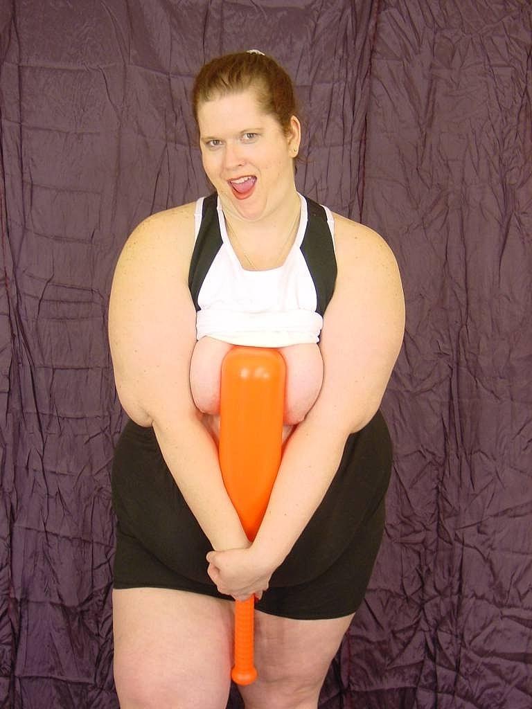 20P Naughty SSBBW brinca com sua buceta raspada e apertada com seu taco de beisebol