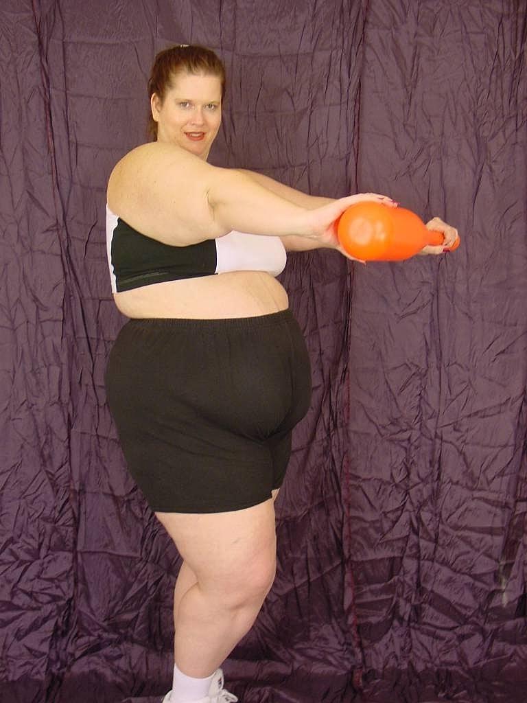 20P Naughty SSBBW brinca com sua buceta raspada e apertada com seu taco de beisebol