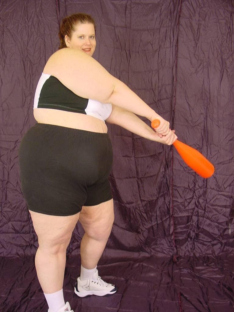 20P Naughty SSBBW brinca com sua buceta raspada e apertada com seu taco de beisebol