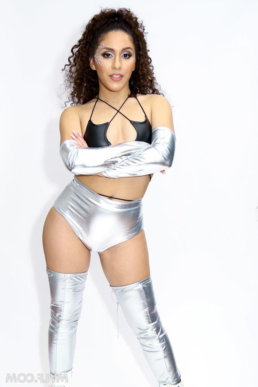 20P Wrestlers Liv Revamped & Sophia Locke have a threesome with the referee