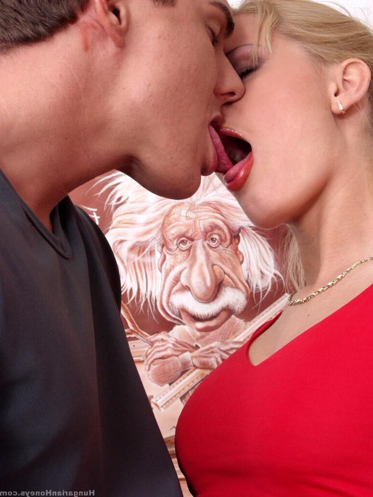 20P La MILF mince Kari Gold fait une pipe à son mec et se fait jizzer la langue et les seins.