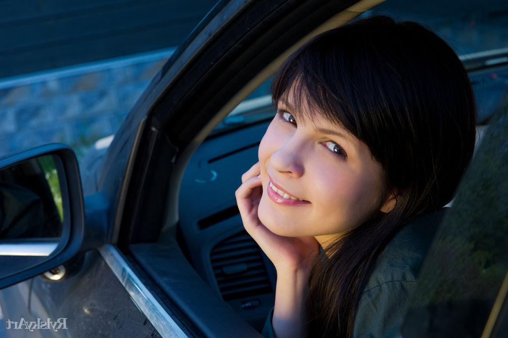 16P A jovem Zelda fica nua no carro e mostra os dedos dos pés sensuais pela janela