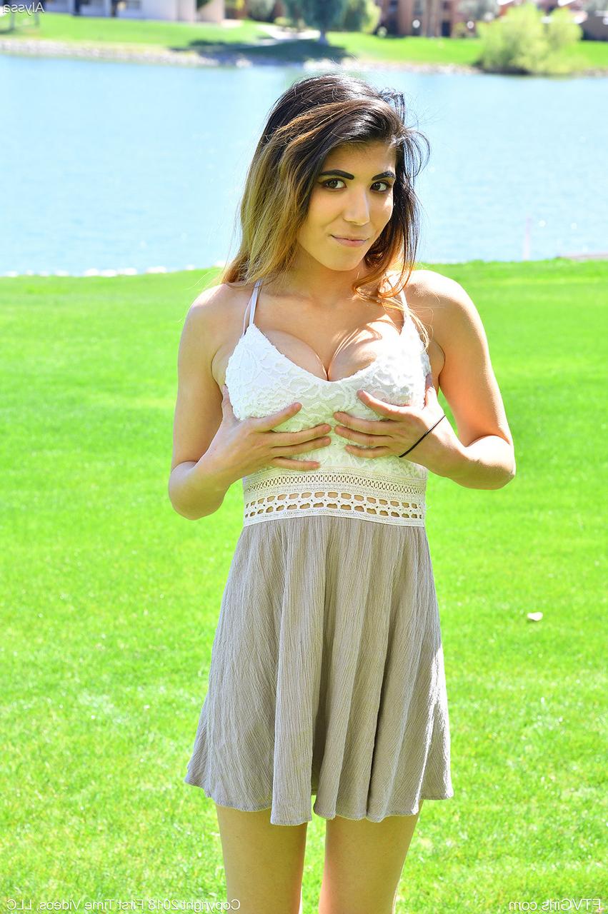 20P A glamourosa Alyssa expõe seus peitos pequenos depois de mostrar uma saia levantada em público
