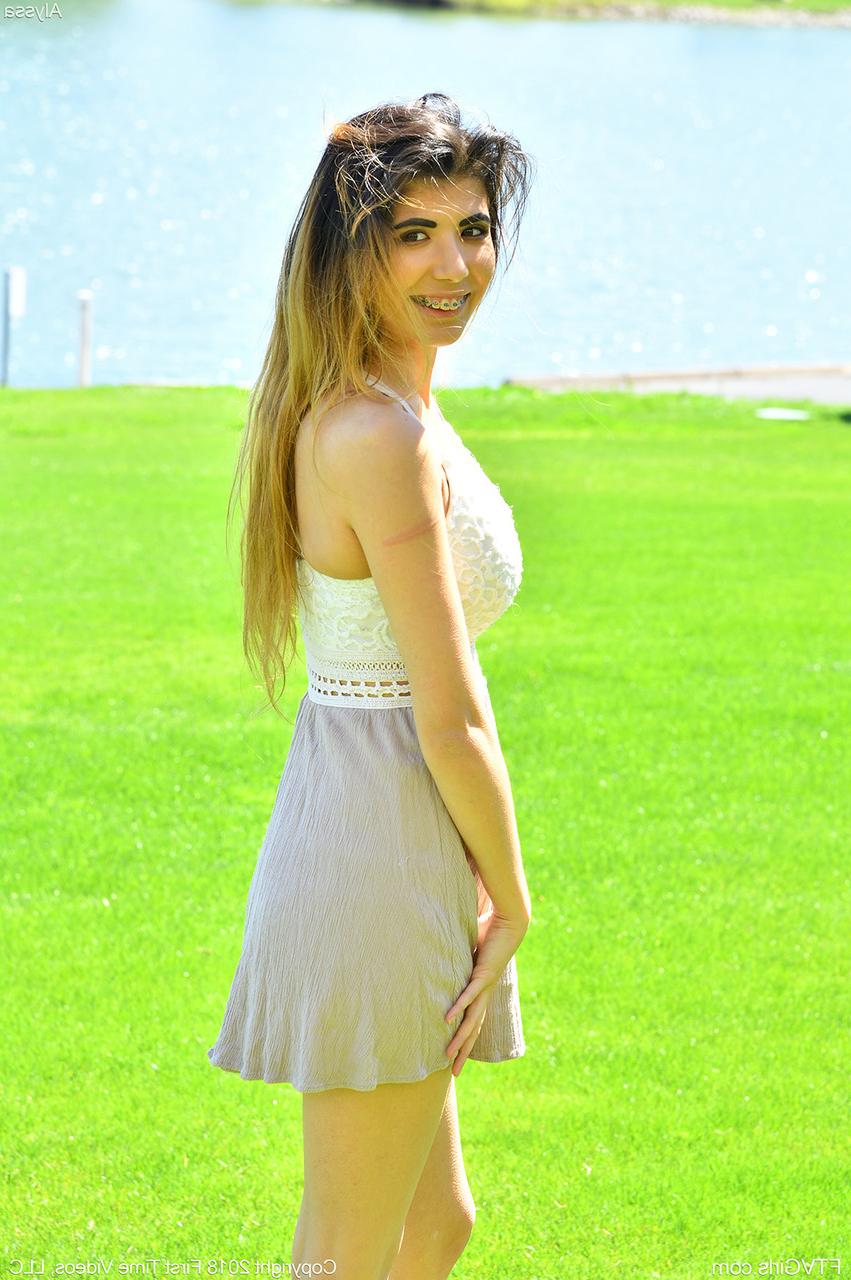 20P A glamourosa Alyssa expõe seus peitos pequenos depois de mostrar uma saia levantada em público