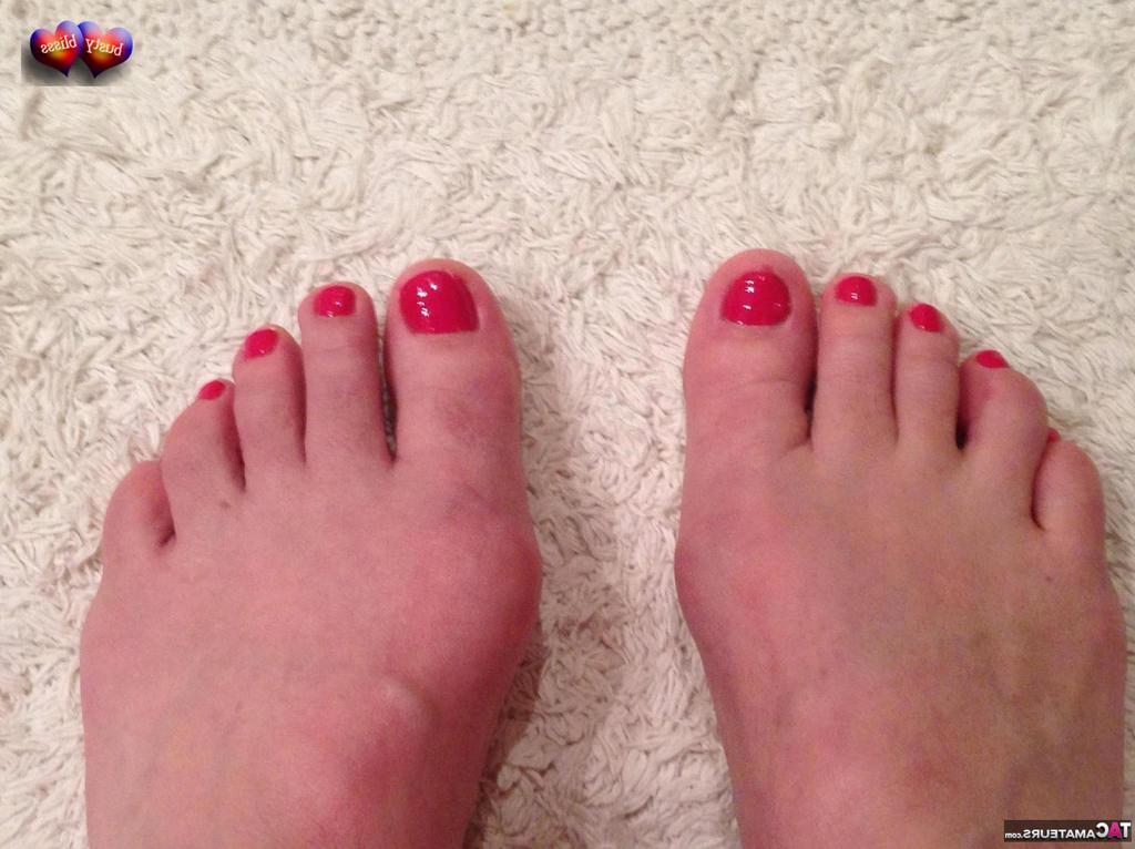20P A amadora mais velha Busty Bliss faz um brinde antes de mostrar as unhas dos pés pintadas