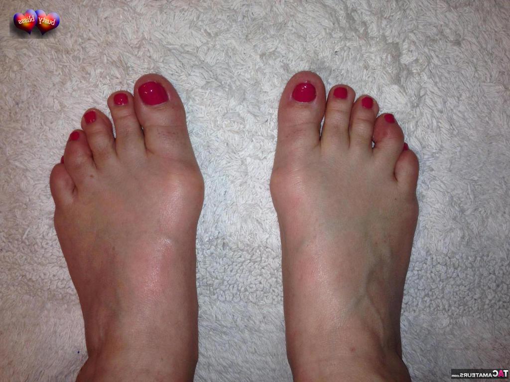 20P A amadora mais velha Busty Bliss faz um brinde antes de mostrar as unhas dos pés pintadas