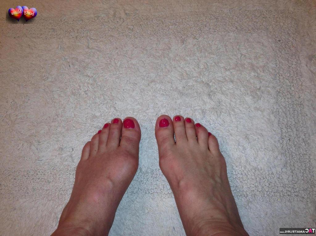 20P A amadora mais velha Busty Bliss faz um brinde antes de mostrar as unhas dos pés pintadas