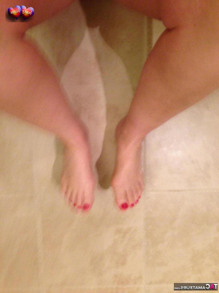 20P A amadora mais velha Busty Bliss faz um brinde antes de mostrar as unhas dos pés pintadas