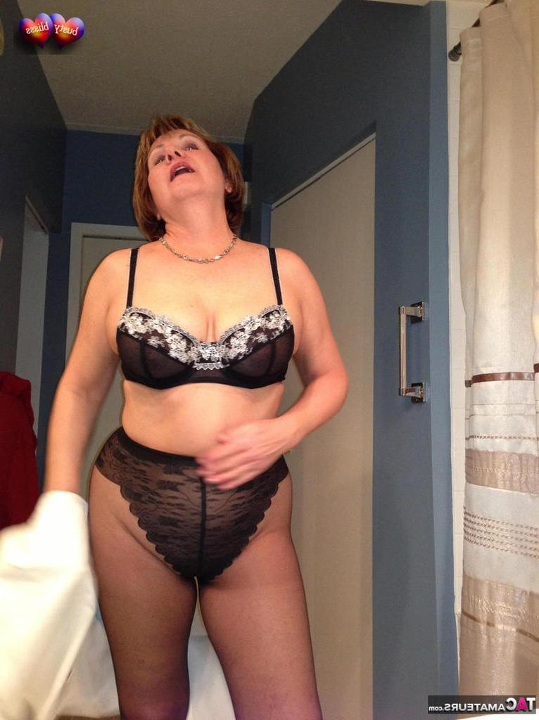 20P A amadora mais velha Busty Bliss faz um brinde antes de mostrar as unhas dos pés pintadas