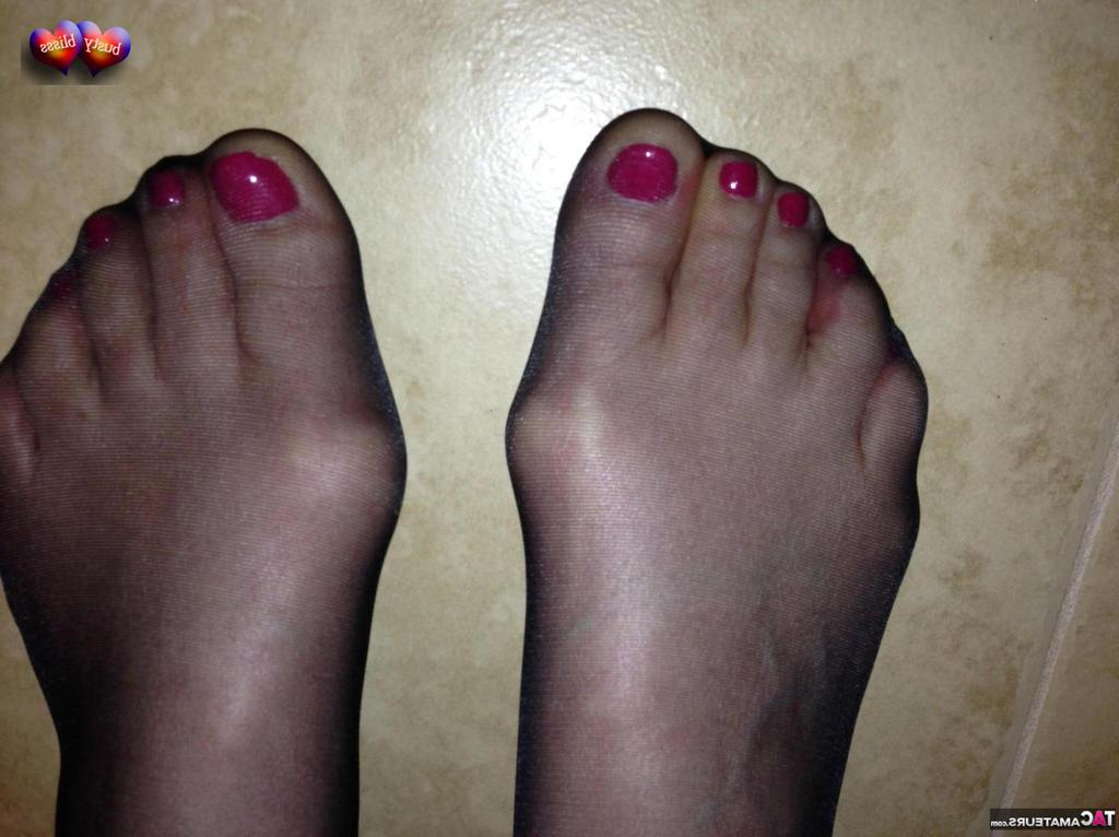 20P A amadora mais velha Busty Bliss faz um brinde antes de mostrar as unhas dos pés pintadas