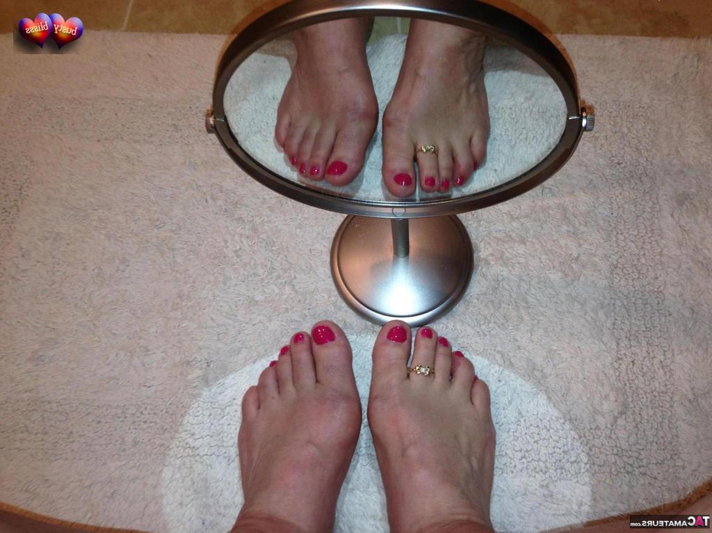 20P A amadora mais velha Busty Bliss faz um brinde antes de mostrar as unhas dos pés pintadas
