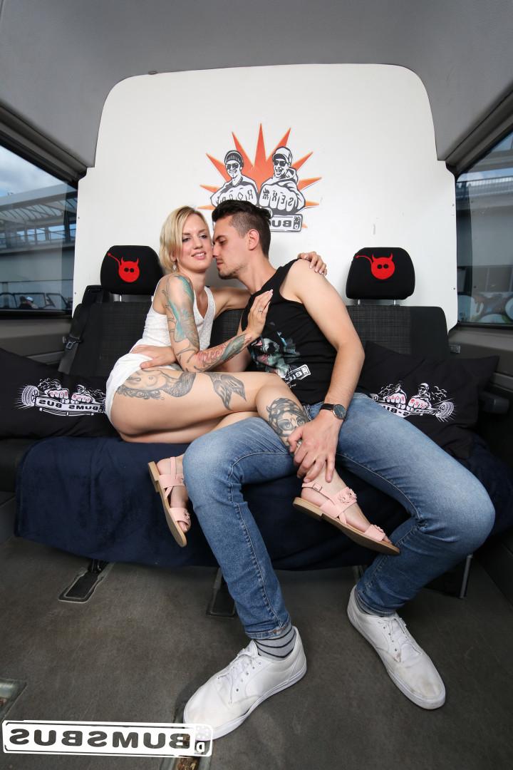 17P La blonde allemande Sina Longleg avec plusieurs tatouages ​​est charnelle dans le bus