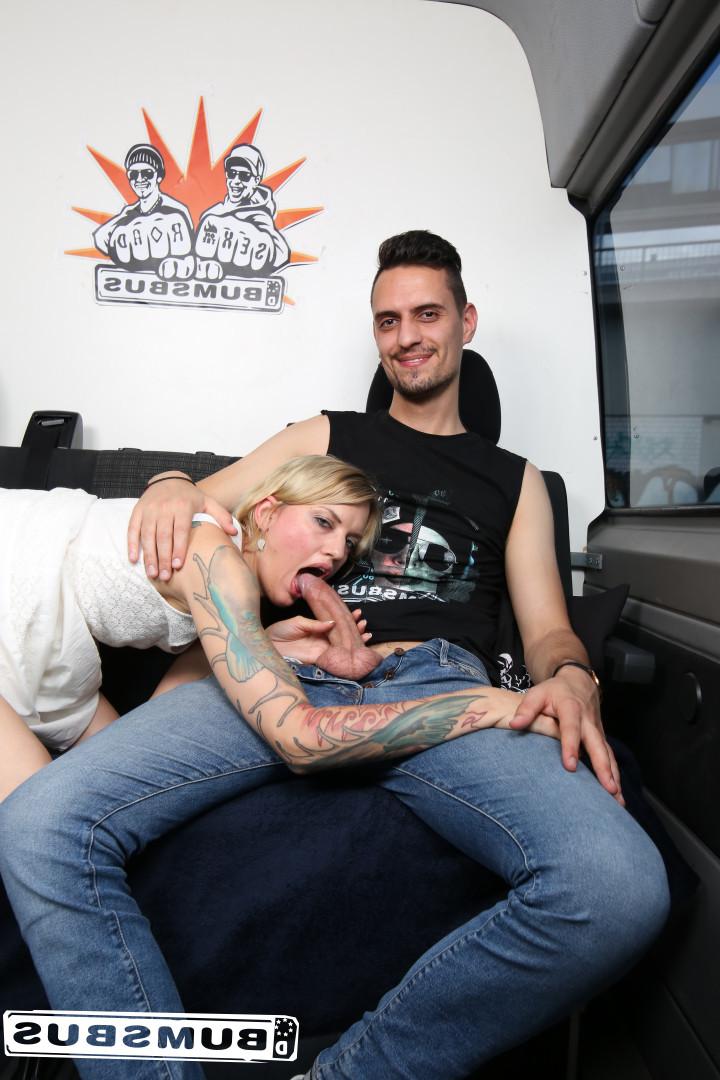 17P La blonde allemande Sina Longleg avec plusieurs tatouages ​​est charnelle dans le bus