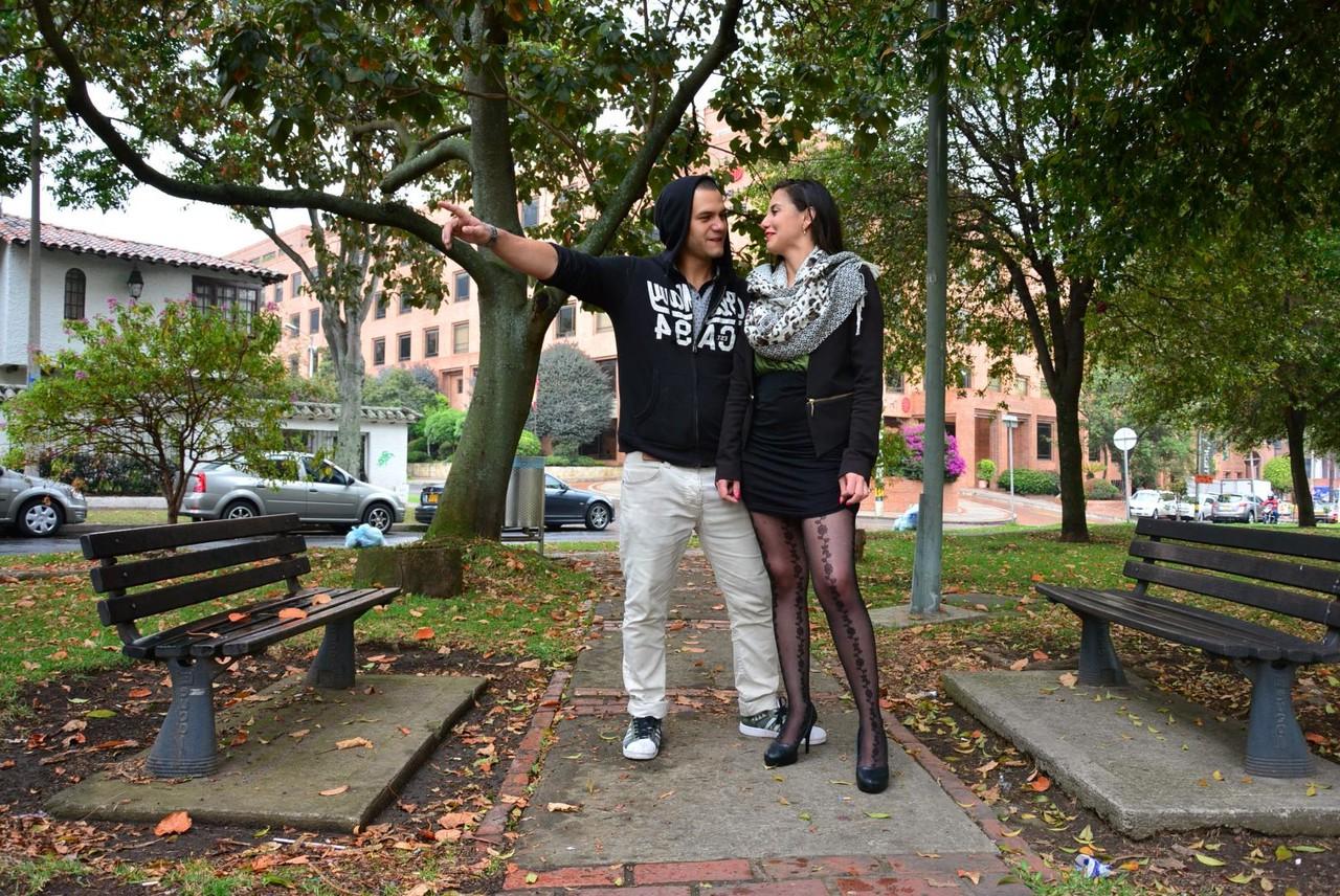 17P Latina morena de cabelos compridos em meias é apanhada no parque por um pervertido