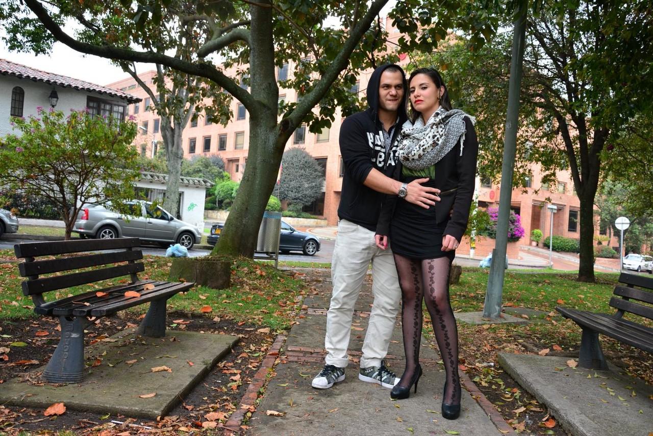 17P Latina morena de cabelos compridos em meias é apanhada no parque por um pervertido