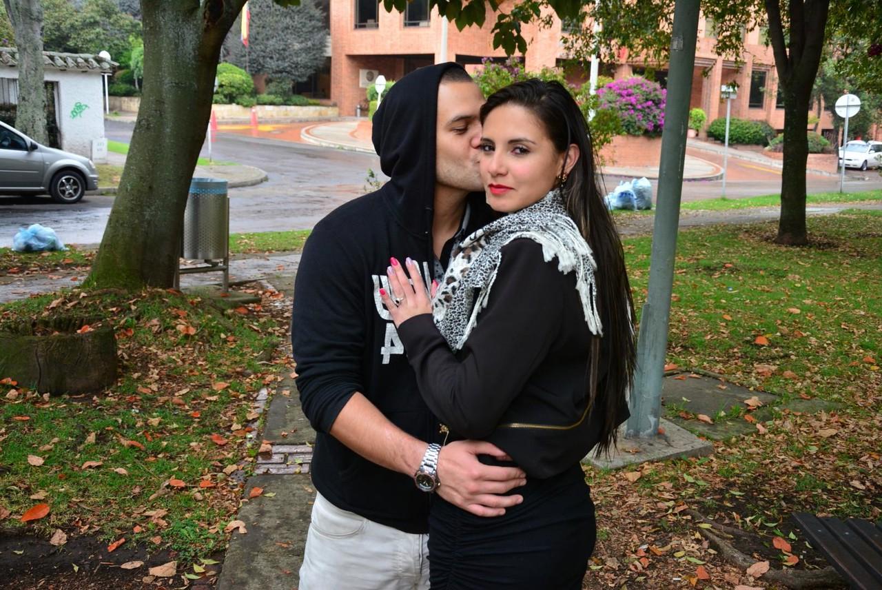 17P Latina morena de cabelos compridos em meias é apanhada no parque por um pervertido