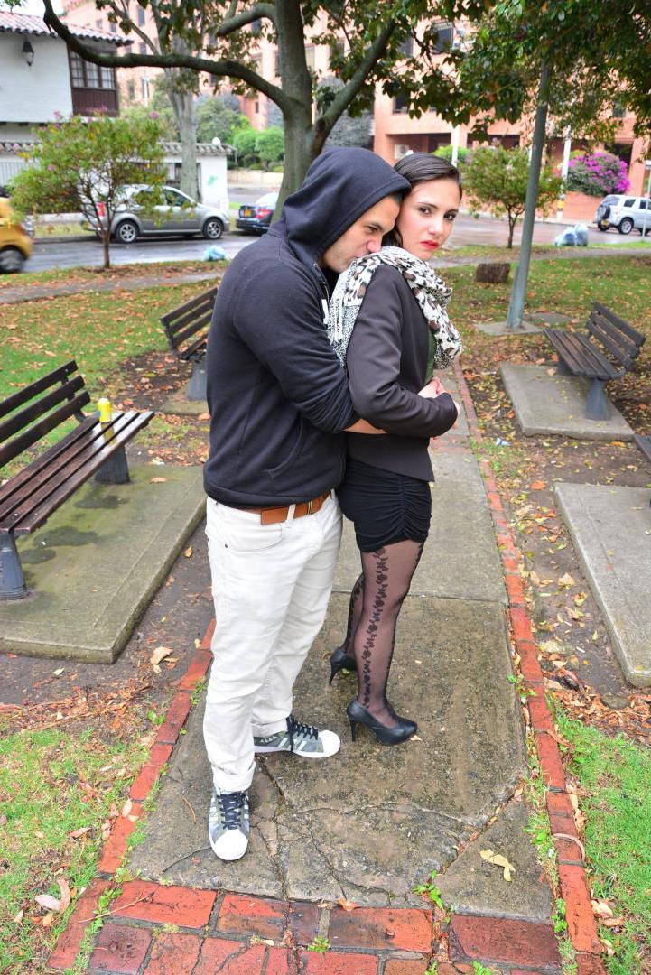 17P Latina morena de cabelos compridos em meias é apanhada no parque por um pervertido