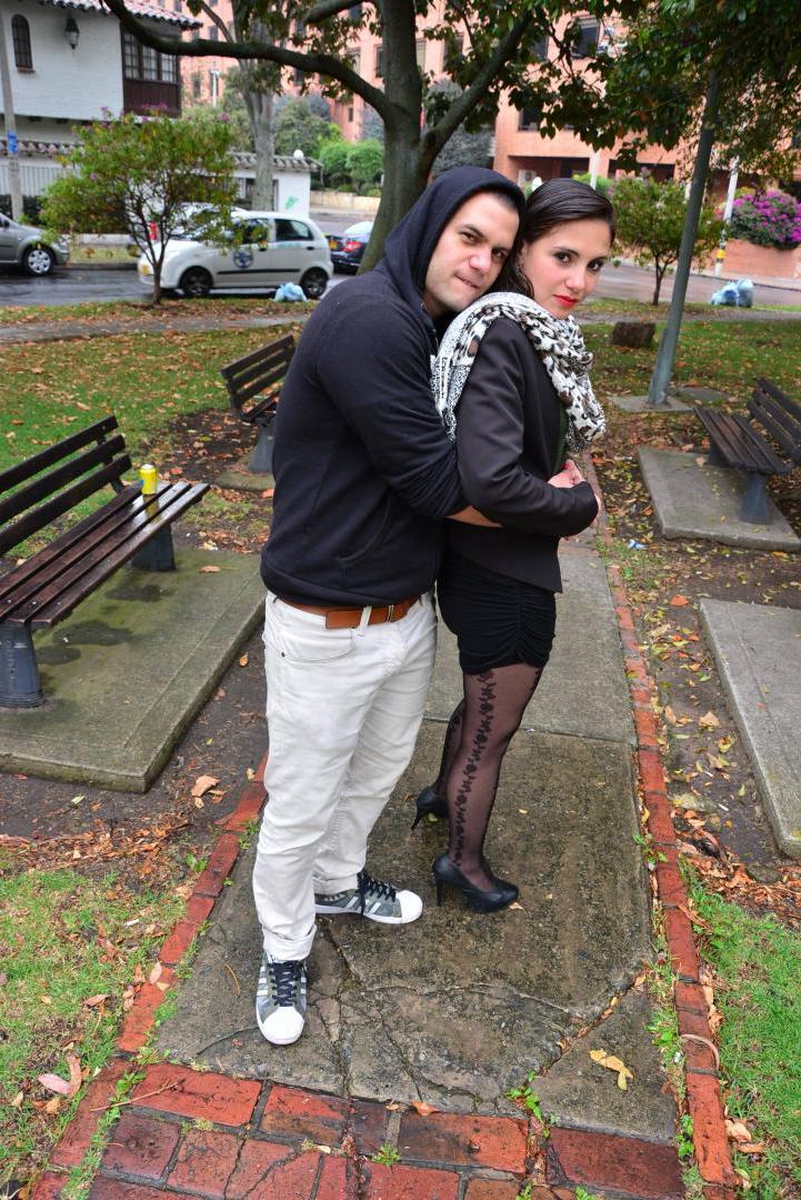 17P Latina morena de cabelos compridos em meias é apanhada no parque por um pervertido