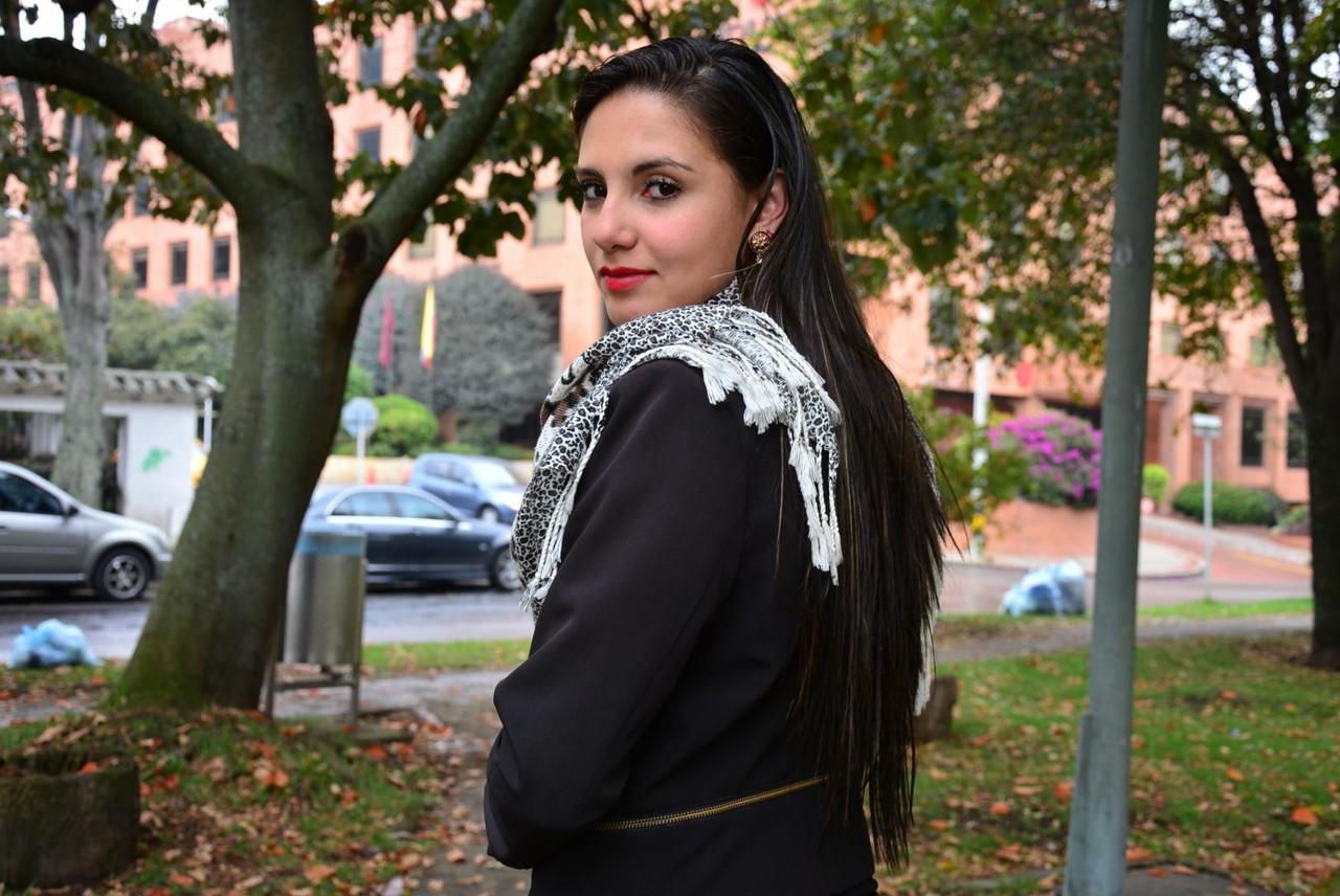17P Latina morena de cabelos compridos em meias é apanhada no parque por um pervertido