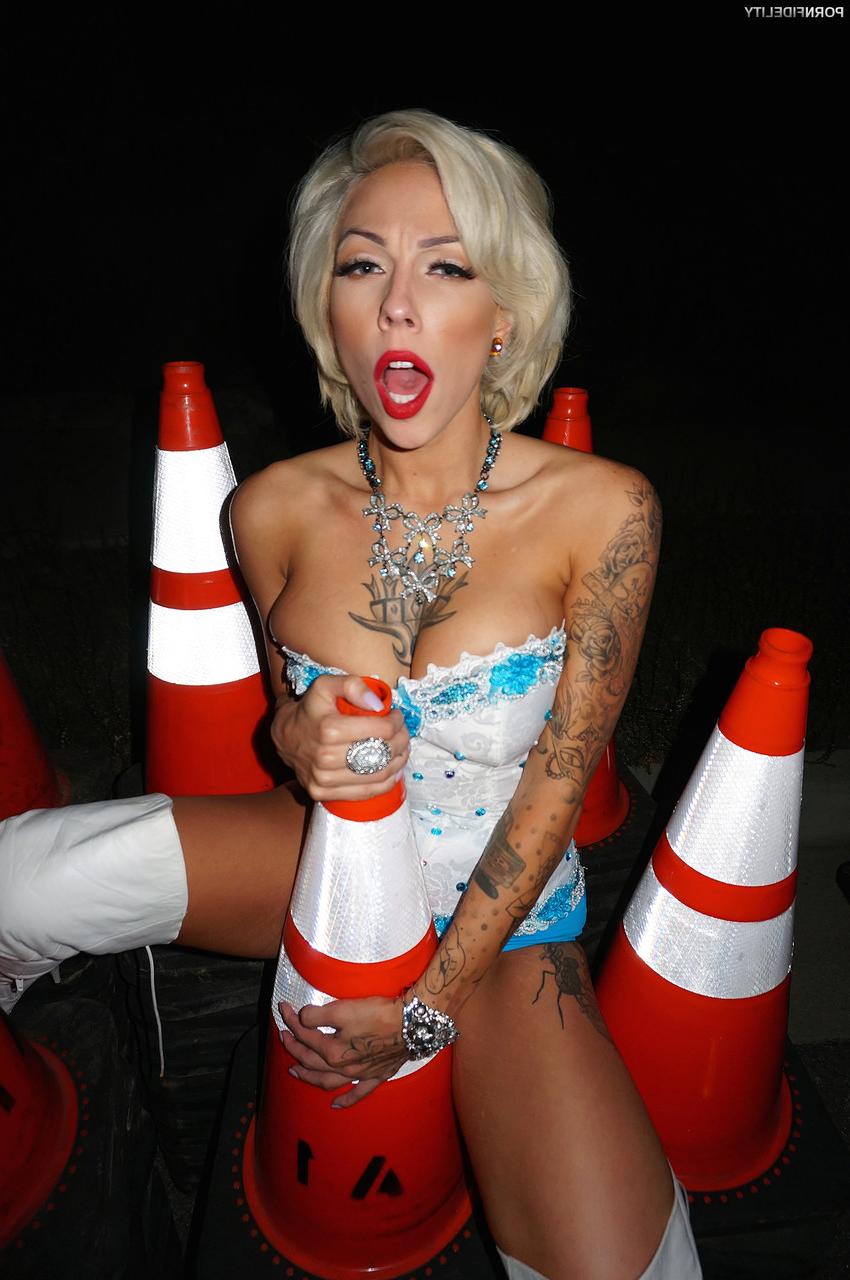18P La petite star du porno Harlow Harrison dévoile son corps tatoué pour sucer des bites et baiser.